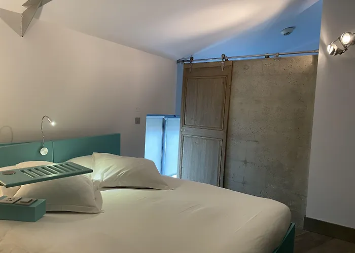 Le Dormeur Du Val Hotel