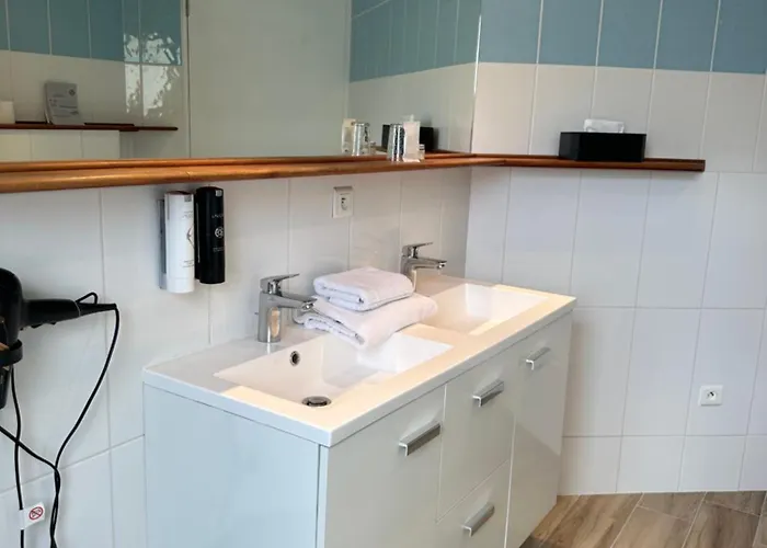 מלון Le Dormeur Du Val 4*